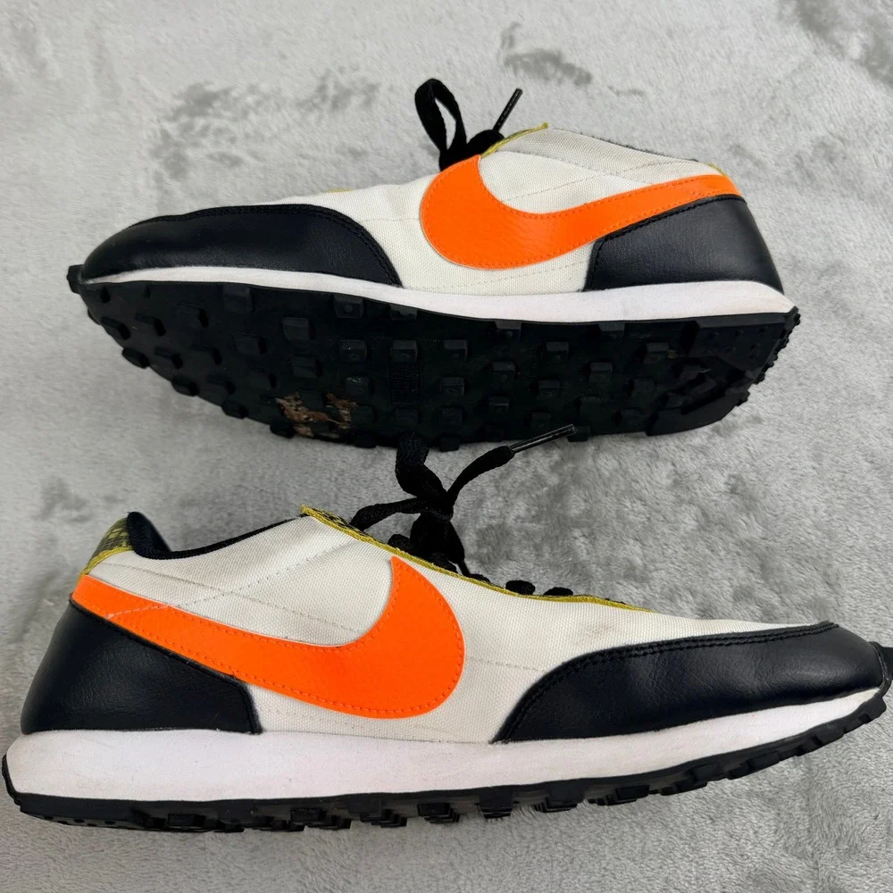 Nike Daybreak Snakeskin Sneakers White Total Orange Black‎ CQ7620-001 Womens 8